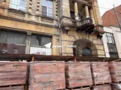 У «Дома с ангелами» в Ростове засуетились рабочие – началась долгожданная консервация
