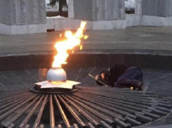 Бомж устроил себе ночлег прямо у Вечного огня в Ростове 