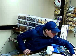 Обокравшего внаглую кассу бара парня «в синем» просят опознать жителей Ростова