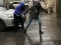 Девчачьи «покатушки» на экстремально скользком тротуаре Ростова попали на видео