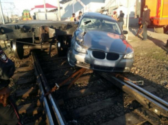 Дорогую иномарку искорежило после встречи с железнодорожной платформой под Ростовом