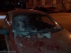 На иномарку в центре Ростова упал шифер