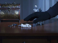 Драгоценности стоимостью 80 тысяч рублей похитил из квартиры в Ростове рецидивист-домушник