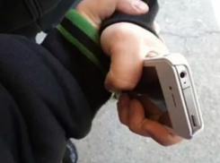 Получив удар по голове, прохожий лишился денег и мобильника в Ростовской области