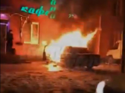 Огромный трехметровый факел из редкого «Мерседеса» в Ростове удивленные автомобилисты сняли на видео