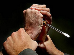 Отверткой в шею ранил молодой человек прохожего в Ростове из-за планшета