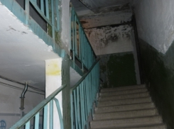 В Ростовской области двухлетний ребенок упал с лестницы и получил серьезные травмы