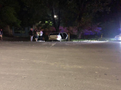 Молодой водитель не справился с управлением и влетел в дерево в Ростовской области
