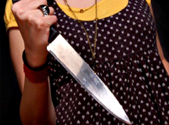 Разъяренная пенсионерка напала с ножом на собственную дочь в Ростовской области