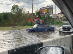 В Ростове машины едва не утонули, попав в большую лужу на Малиновского