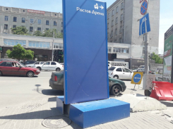 Пыльный и полуразрушенный кривой указатель на «Ростов-Арену» удивил горожанку