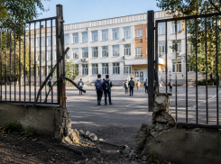 Прокуратура потребовала через суд установить заборы вокруг 10 школ Ростова