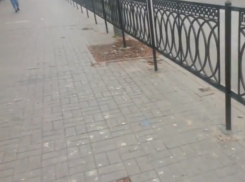 Ростовские дорожники нелепо изуродовали тротуар и уничтожили клумбы