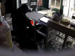 За ночь в поселке под Ростовом ограбили пять магазинов