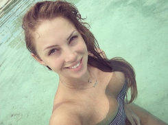 Встреча акулы с соблазнительной ростовчанкой Полиной Дибровой попала на видео