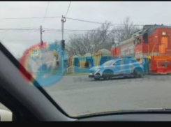 Поезд протаранил легковушку в Ростове утром 17 марта