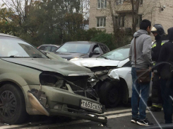 Десятилетние близнецы разбились на иномарке в тройном ДТП в Ростовской области