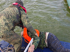 Пограничники спасли выпавшего за борт рыбака в Таганрогской заливе