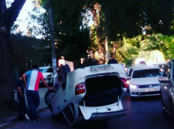 Сальтанувшая у зебры иномарка сделала «доброе утро» автолюбителю Ростова