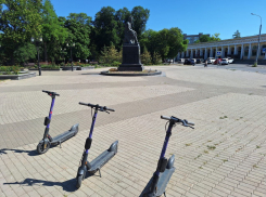 В Таганроге власти изымают неправильно припаркованные и брошенные электросамокаты