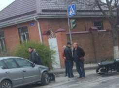 Столкновение иномарки с мотоциклом в Ростове заставило автолюбителей искать объездные пути