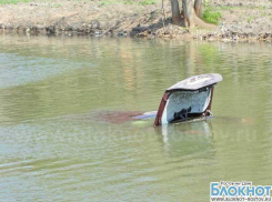 В Ростове на пруду автомобиль «Ягуар» ушел под воду вместе с водителем. ФОТО
