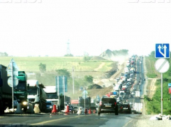 Гигантский многокилометровый затор из-за ремонта дороги образовался на подъезде к Ростову