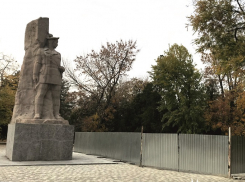 В Новочеркасске призвали остановить строительство часовни под памятником красным казакам