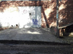 Дорожники убирали старый асфальт и перегородили въезд в гаражи в Ростове