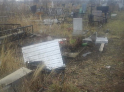 Вандалы орудуют на Северном кладбище в Ростове 