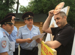 В Ростове полиция заставила пикетчика снять маску Горбаня