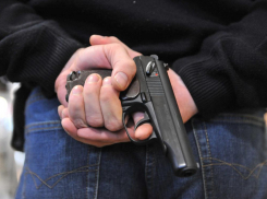 В Ростовской области неизвестный мужчина устроил стрельбу посреди города