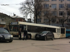 Пассажирский автобус перекрыл движение в Ростове 