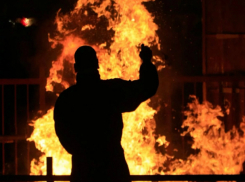 Молодой мужчина поджег своего изувеченного друга у него дома в Ростовской области