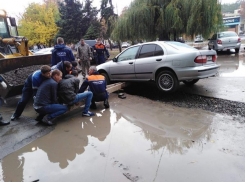 Зыбучая насыпь засосала автомобиль с перепуганным водителем в Ростовской области