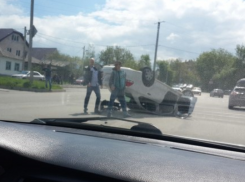 В Ростове на Текучева перевернулась легковушка 