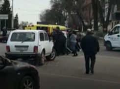 Грузовик протаранил машину скорой помощи в центре Ростова