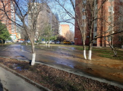Утренний водопад в Северном микрорайоне заставил ростовчан вспомнить о резиновых сапогах и бумажных корабликах