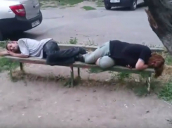 Отдыхавшая на детской площадке «сладкая парочка» маргиналов взбесила жителей Ростова на видео