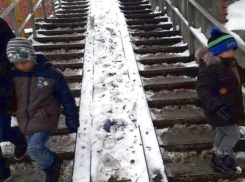 «Государство вас не просило рожать»: не очищенный от снега пандус возмутил ростовчан
