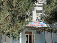 В Азове школу № 11, в которой рухнул потолок, закрыли на ремонт