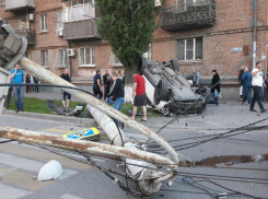 Массовая авария с переворотом иномарки о снесенный столб в Ростове попала на видео
