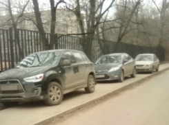 Тротуар у школы наглые автолюбители превратили в парковку в Ростове