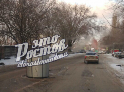 Скатившаяся с кузова грузовика многотонная туба упала на иномарку в центре Ростова