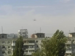 Шоу боевого вертолета в жилом районе Ростова попало на видео