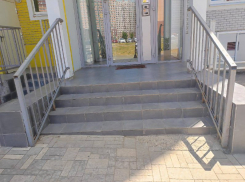 Власти прокомментировали жалобу на отсутствие пандуса в доме на Левенцовке