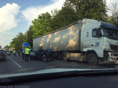 В ДТП с грузовиком под Таганрогом водитель погиб, трое ранены, в том числе и ребенок