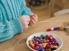 Целую горсть пуговиц проглотила оставленная без присмотра четырехлетняя девочка в Ростове