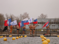 «Чем холоднее, тем лучше»: в Ростове на Гребном канале прошли соревнования «моржей»