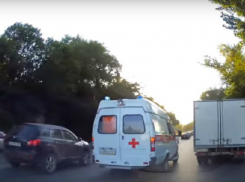 Джентльменское поведение ростовских водителей по отношению к спешащей на  вызов «скорой» попало на видео в Ростове